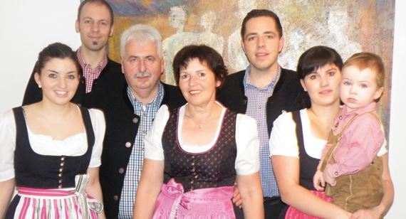 Die Gastgeberfamilien v.l.n.r. Annika Albiez, Benjamin Albiez, Hubert & Irene Albiez, Sebastian & Angela & Ben Bock